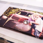 canvas-print-lovers-on-an-antique-truck